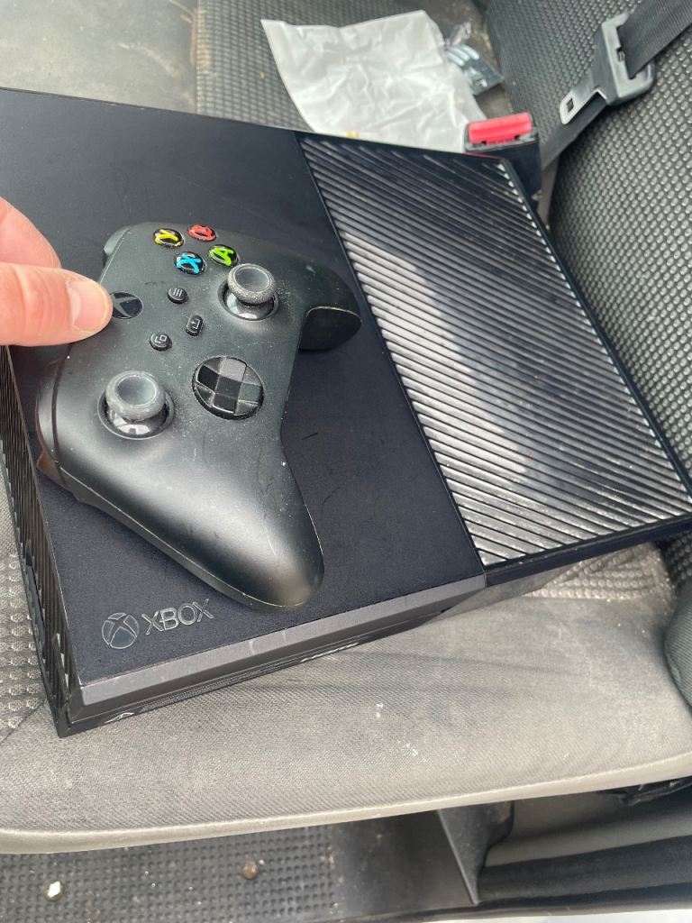 Xbox One Console with Controller – Good Condition