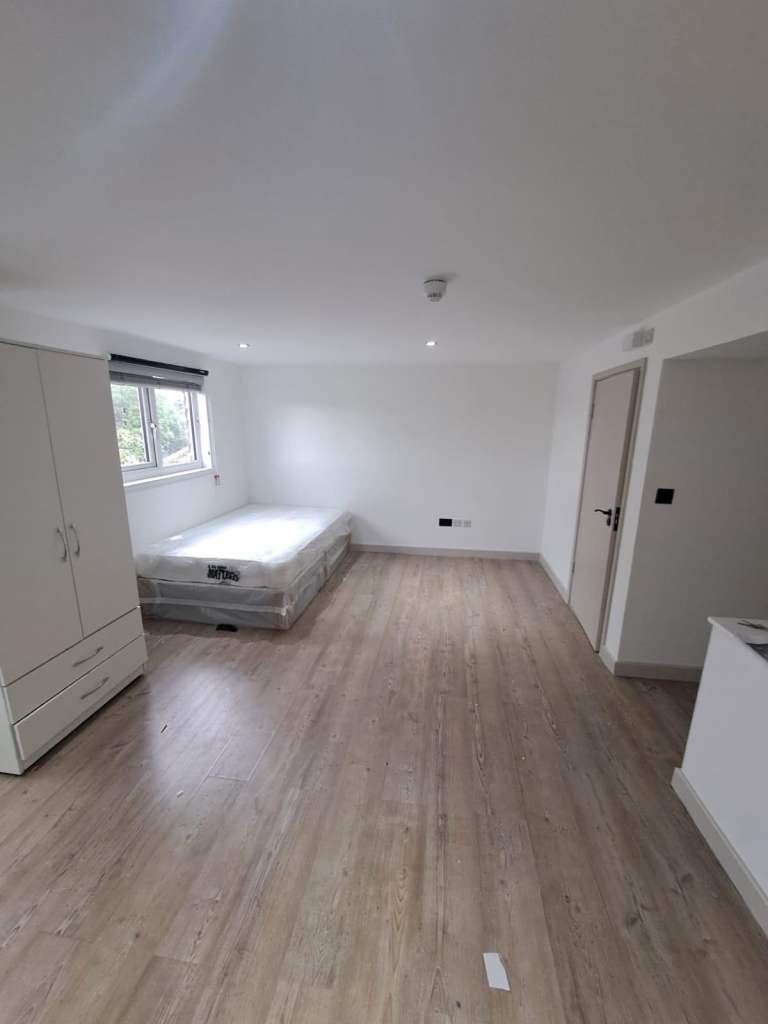 Studio Room - Star Lane, Orpington BR5 - DSS