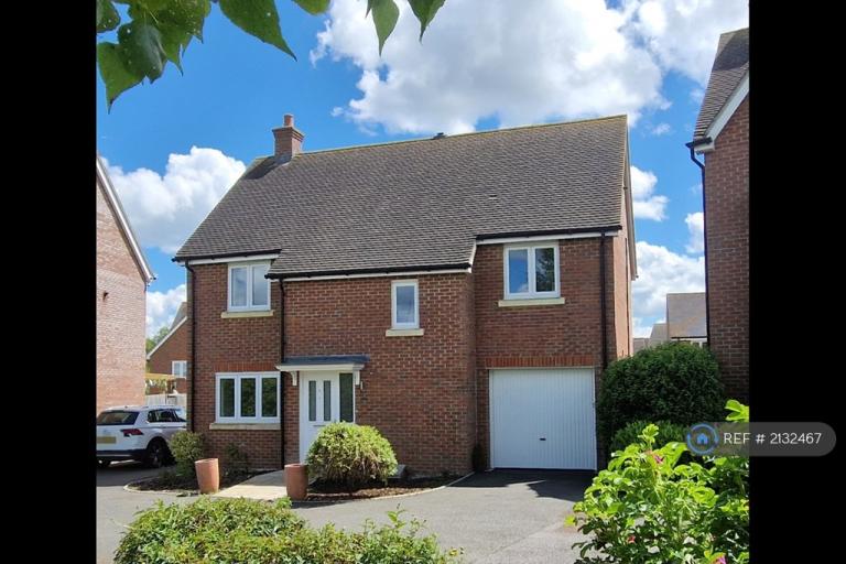 3 bedroom house in Jupiter Close, Aylesbury, HP18 (3 bed) (#2132467)