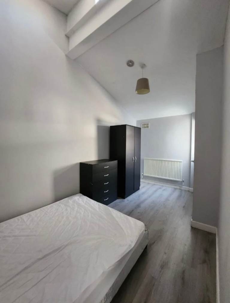 Bright Double Room in a Friendly Shared House for single occupancy