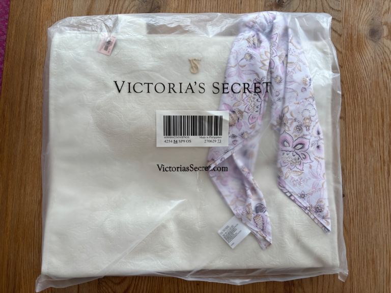 Victoria's Secret limited edition tote bag with mini shawl new with tag