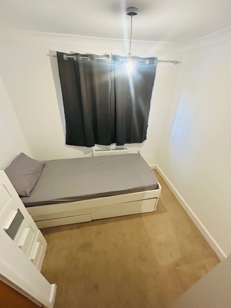 Single room to rent in family home 