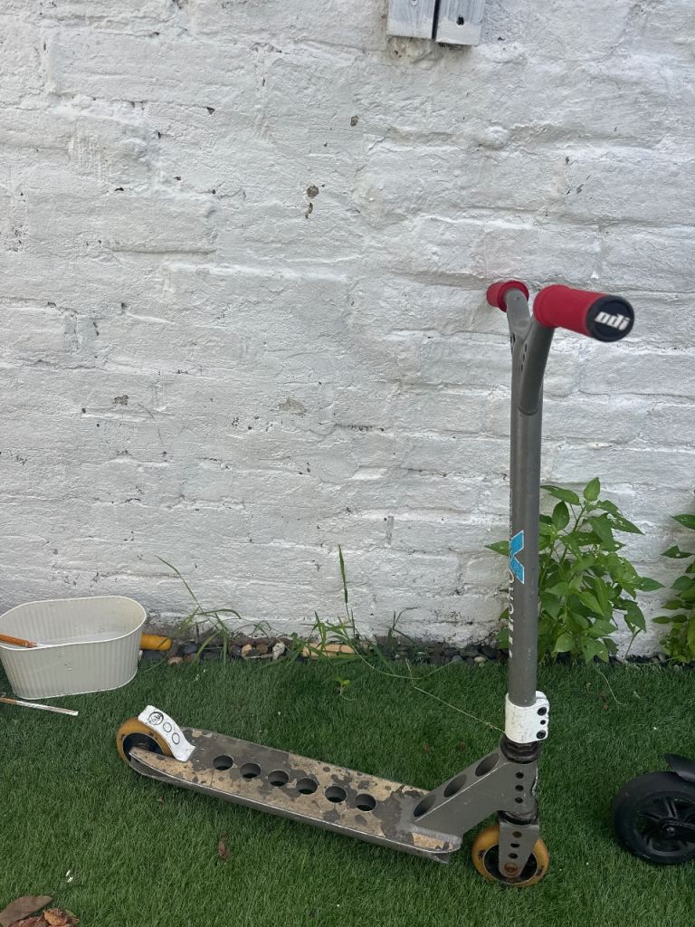 Madd Gear Stunt Scooter – Grey with Red Handles