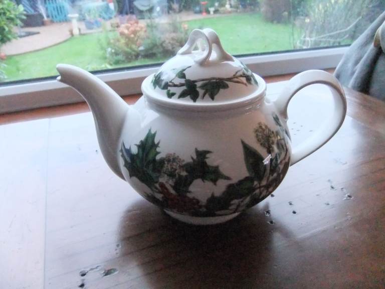 PORTMEIRION HOLLY AND THE IVY TEAPOT
