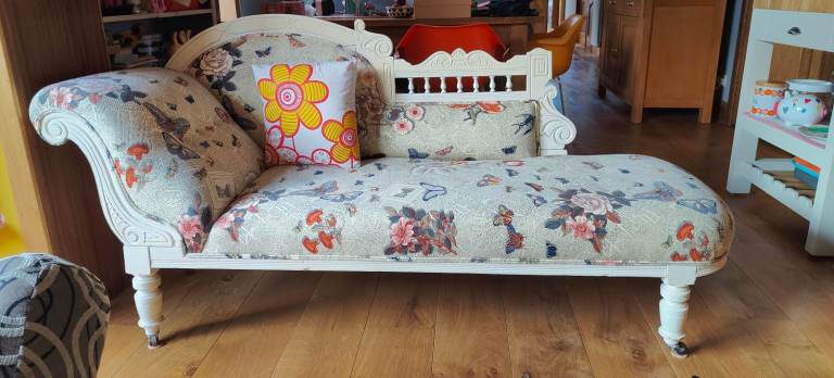 Edwardian chaise longue. As new. Authentic Fornasetti newsprint fabric.