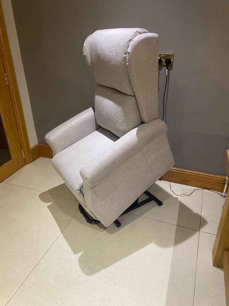 BRAND NEW LAZYBOY RISE AND RECLINER CHAIR 