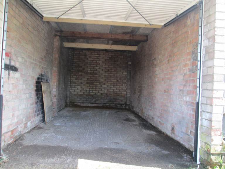 Reduced! SS14 ~ Lock up Garage ~ Rose Acre ~ Basildon ~ SS14 ~ Easy access ~ Newish roof & door ! 