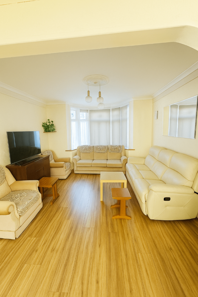 STRICTLY NO AGENTS King-Size Fully Furnished Room – Hillcrest Road, RM11 1EE