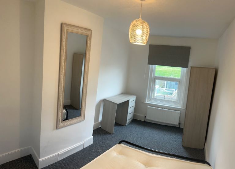 Excellent clean double room to rent in upper Shirley