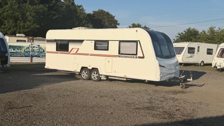 2018 BAILEY UNICORN PAMPLONA 4 BERTH FIXED ISLAND BED CENTRE WASHROOM MOTOR MOVE