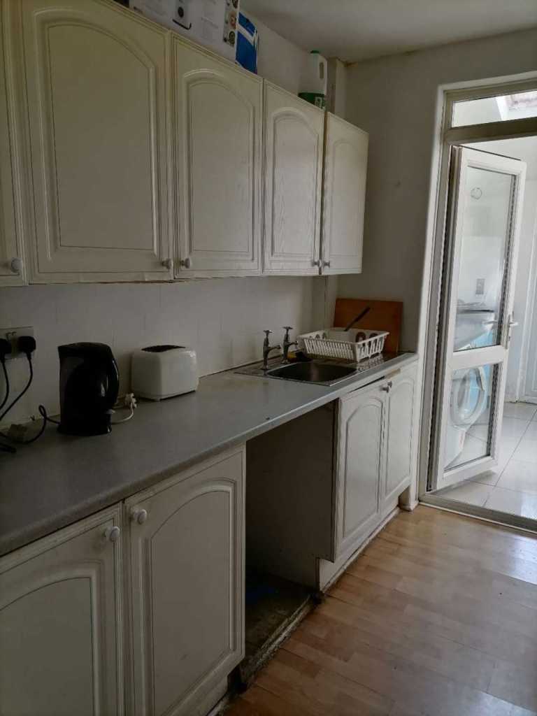 Loving double room to rent for a professional including bills in a shared house