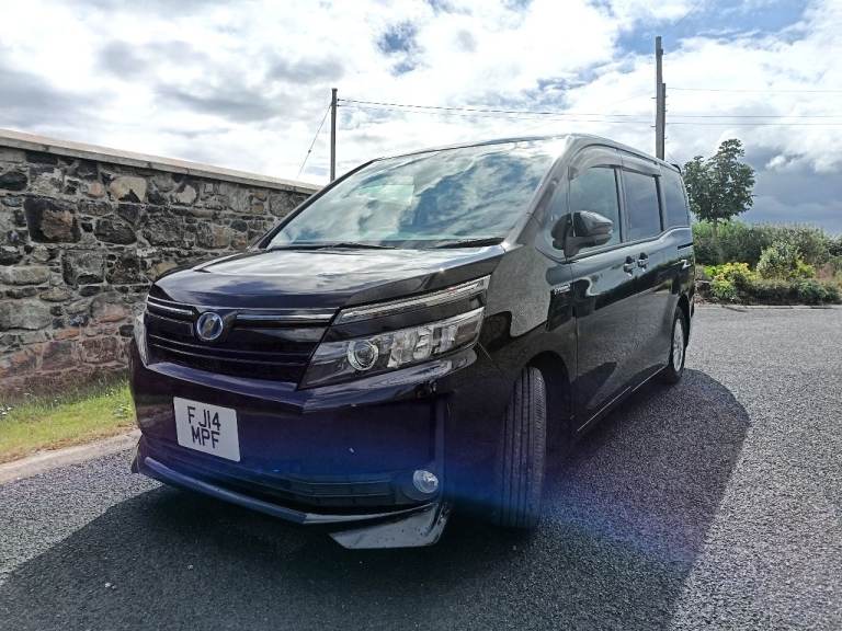2014 Toyota Voxy/Noah Hybrid 7 seater Automatic