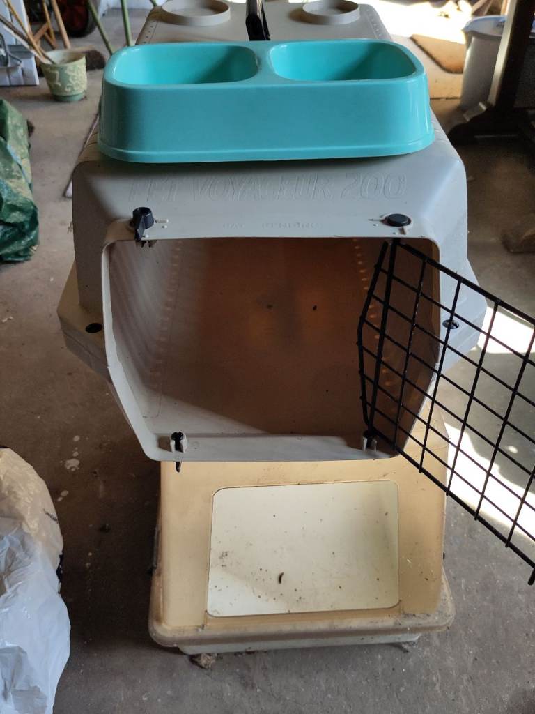 Cat carrier, toilet & basket 