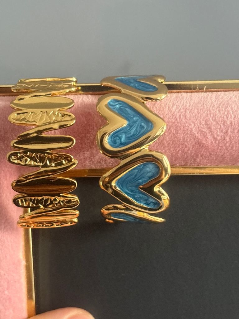 Gold Tone Bracelet with Blue Heart Detail – As Good As New