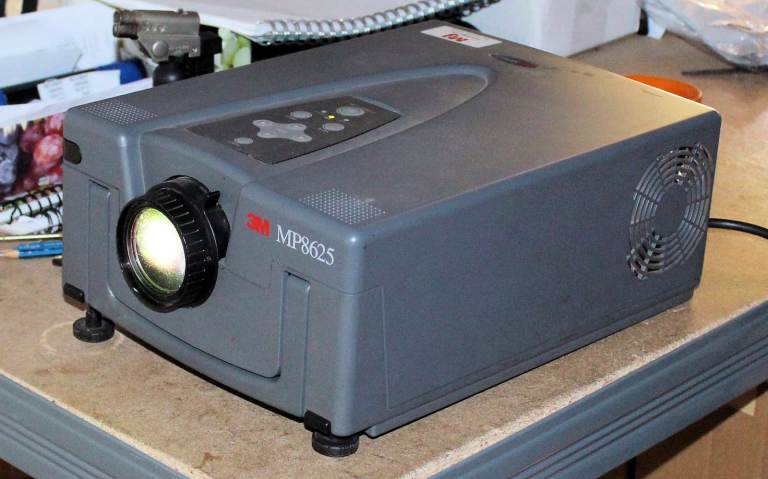 3M MP8625 tv pc video projector including carry case. working condition