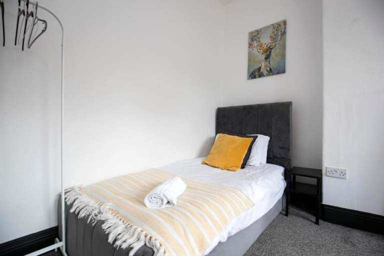 Spacious 2-Bed Flat for Rent-NE8 4UL