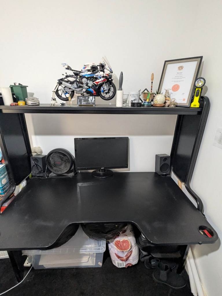 Office desk 