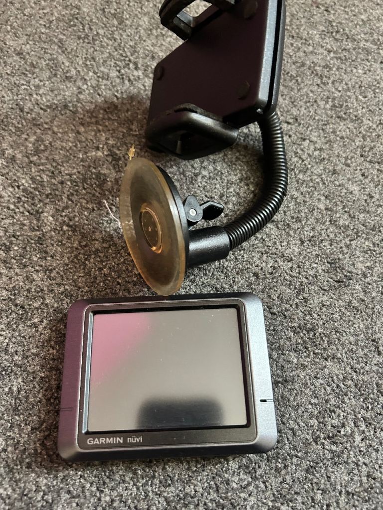 Garmin nüvi Sat Nav with Suction Mount - Good Condition
