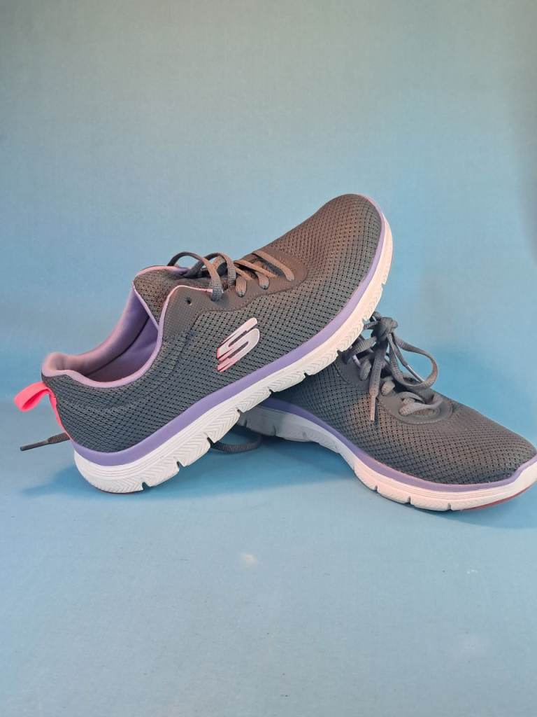 Woman's pair of Skechers Flex Appeal 4.0.  UK SIZE- 4 VERY GOOD CONDITION. 