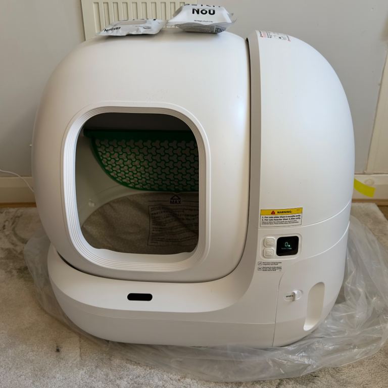 Self Cleaning Cat Litter Box – Like New