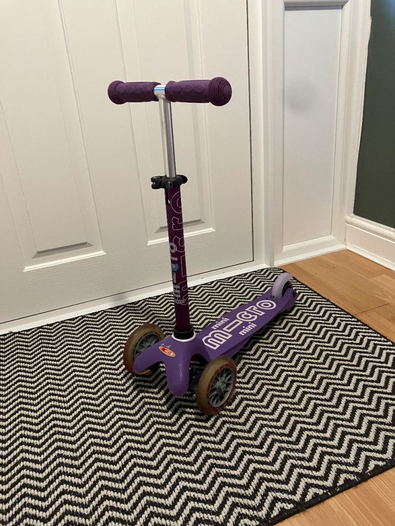 Mini Micro Deluxe Scooter in Purple