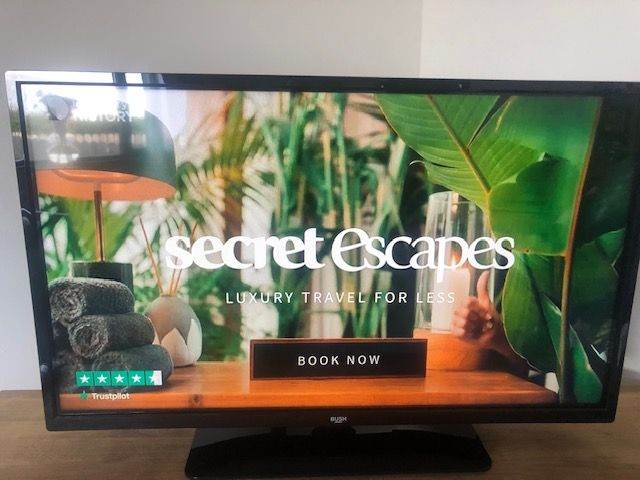 Smart tv 32 inch bush smart tv with remotes excellent condition-Bushmills