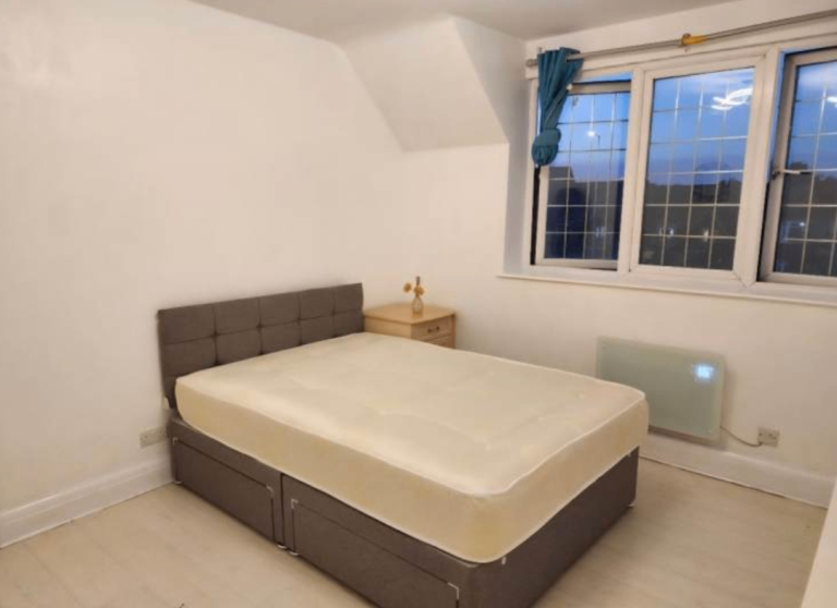 Modern 2-Bed Flat | Furnished | Fitted Kitchen | Parking | Great West Road, Heathrow, London - TW5