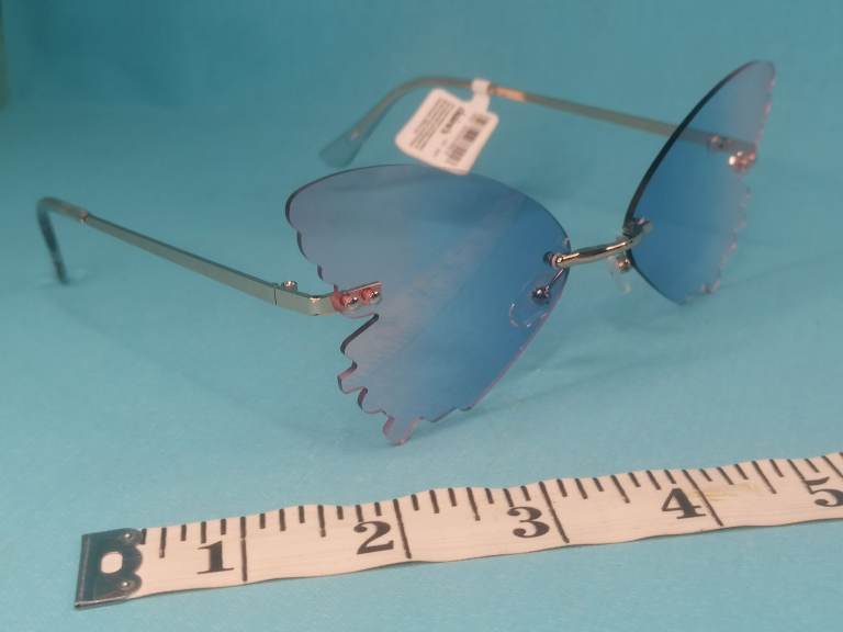 Very nice, stylish Women's Sunglass butterfly style. Brand new.
