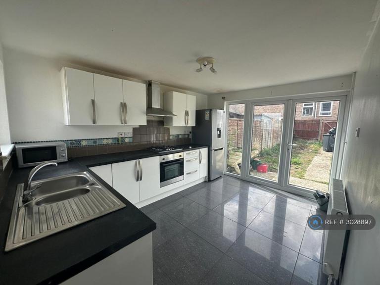 3 bedroom house in Woolford Way, Basingstoke, RG23 (3 bed) (#3028897)