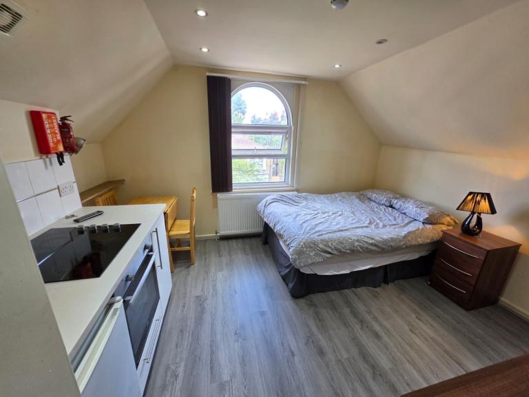 🏡✨ Large & Bright Top Floor Studio | 📍NW2 | 💷£1,350 PCM | ✅ Available Now