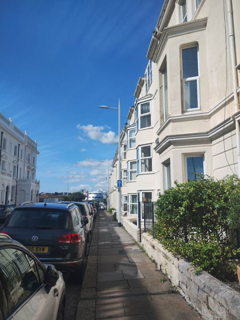 Well located studio flat west hoe