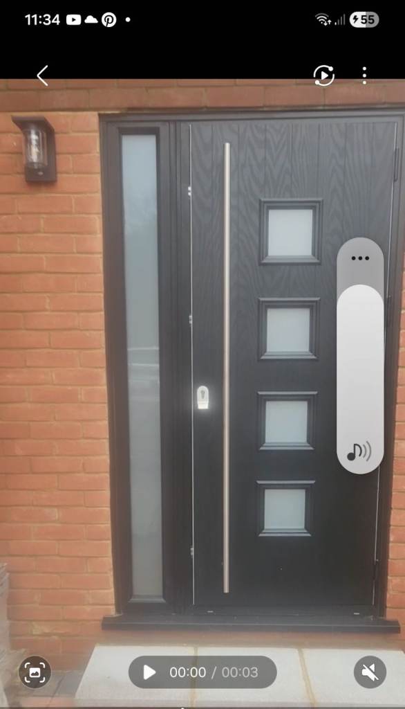 Spilt level Studio flat own front door 