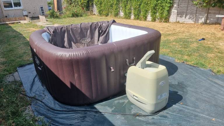 Inflatable Hot Tub with Pump – Good Condition