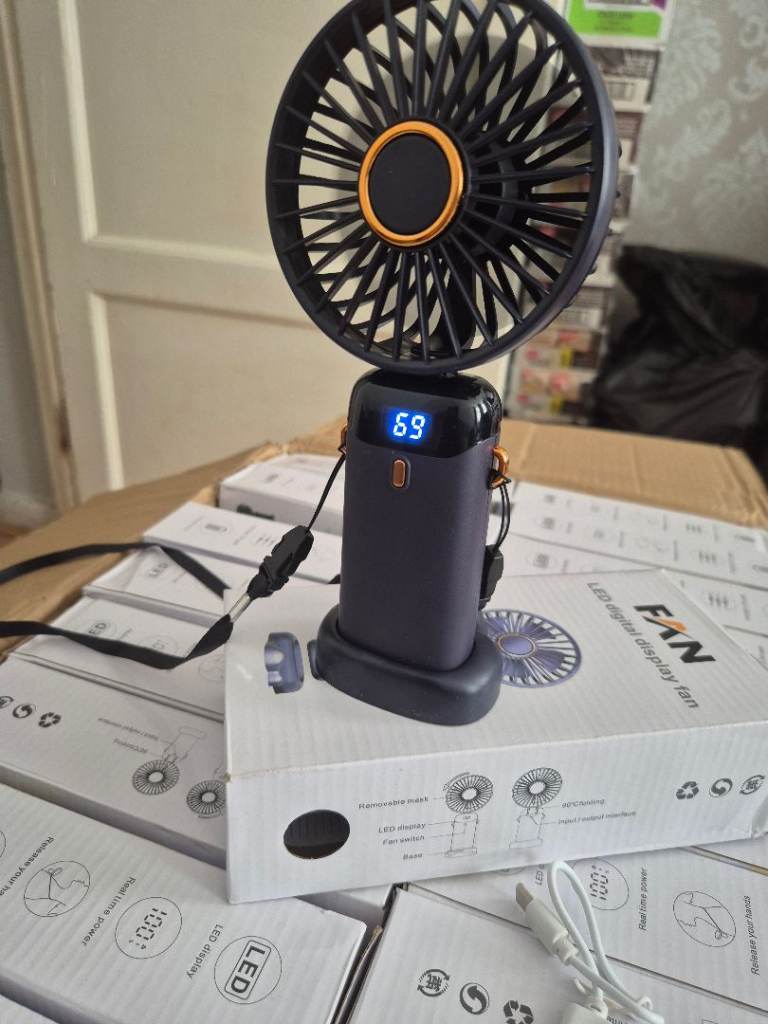 Mini fan with LED digital screen ONLY £5