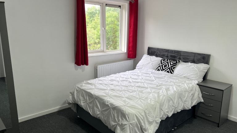 Large Double Room with En-suite available to rent near MK City Center