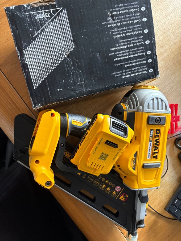 Dewalt 18v Brushless Nail Gun with Batt