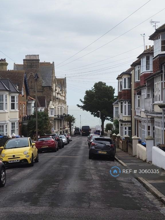 2 bedroom flat in Albert Road, Ramsgate, CT11 (2 bed) (#3060335)