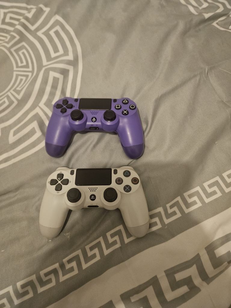 PS4 controller x 2 offer good condition 