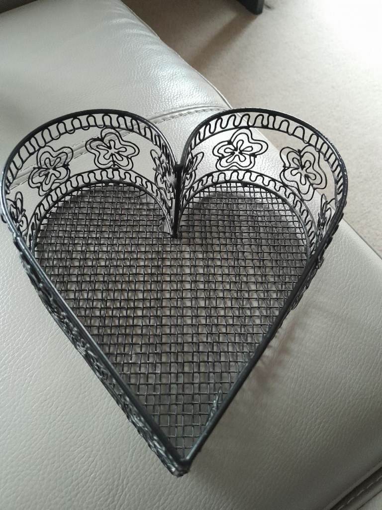 Black wire small basket