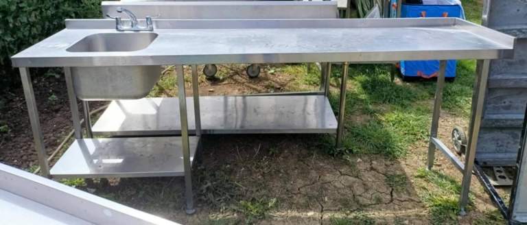 Stainless steel preparation table with sink