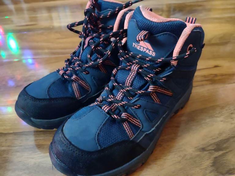 Trespass Kids Walking Boots Waterproof Mid Cut Gillon II - size 13 UK