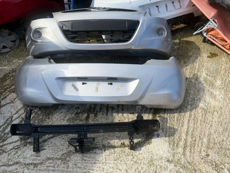 Silver Hyundai i20 front and rear bumper complete