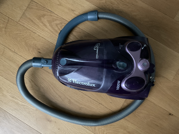 Faulty vacuum cleaner for parts