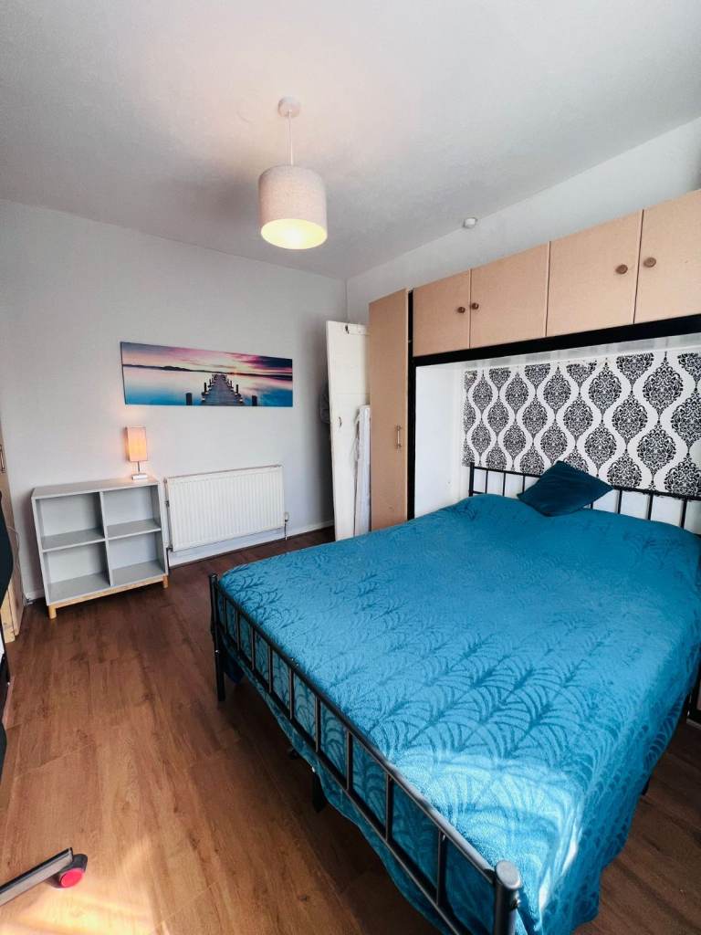 Large Double Room, Great Location SW16