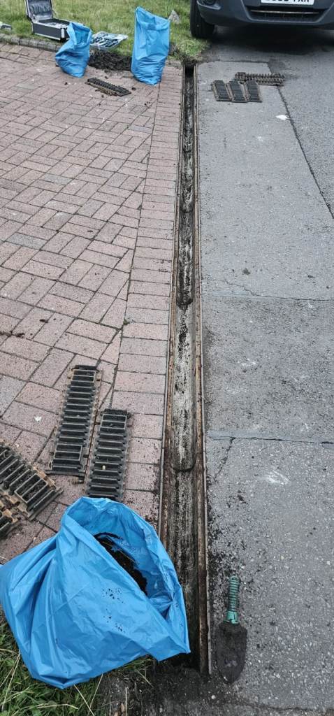 Gutter cleaning vacuum