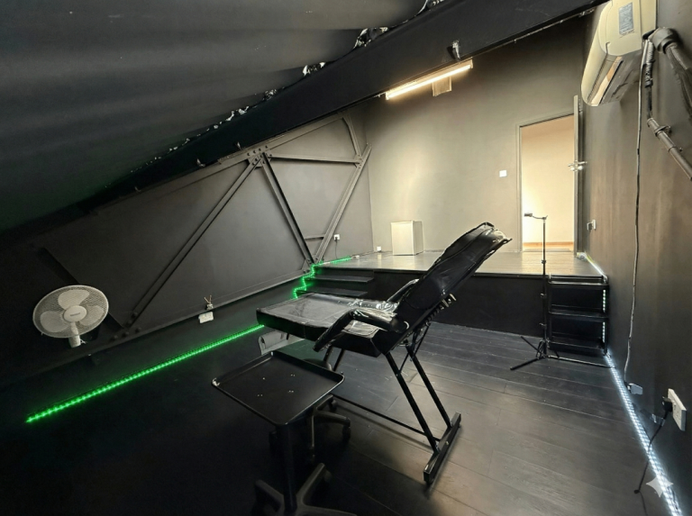 Bright Creative Studio / Content Creator Work Space / Office To Rent In East London / Mile End