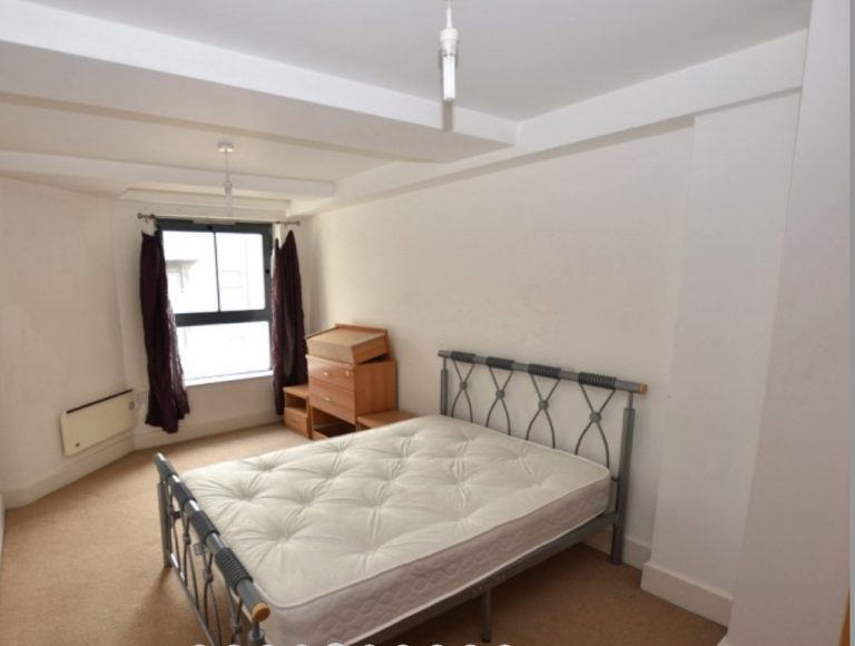 1 BEDROOM FURNISHED LARGE FLAT IN BRADFORD BD1 CITY CENTRE - RECENTLY DECORATED - £595 PER MONTH