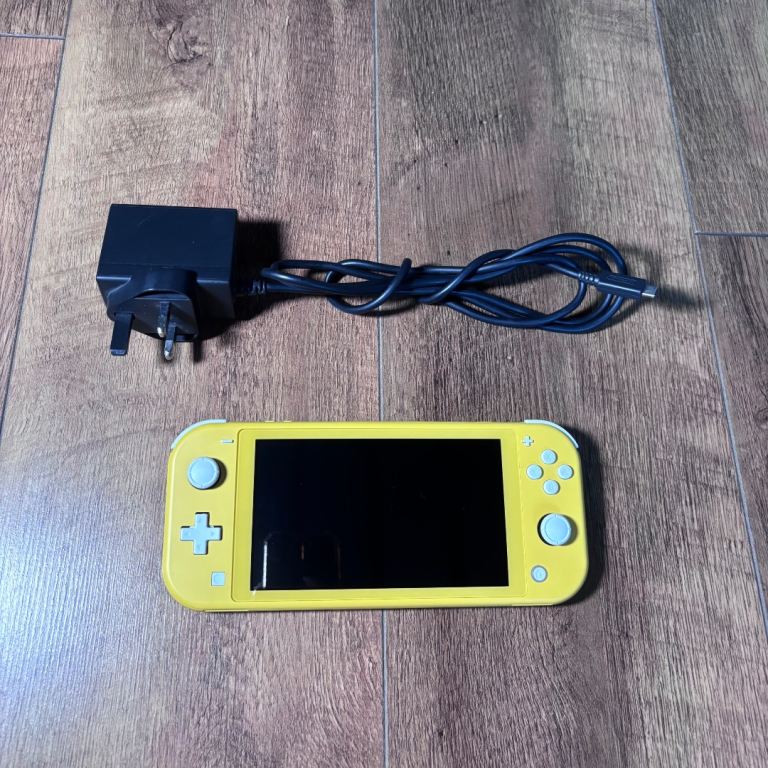 Nintendo Switch Lite Yellow + Charger + Case