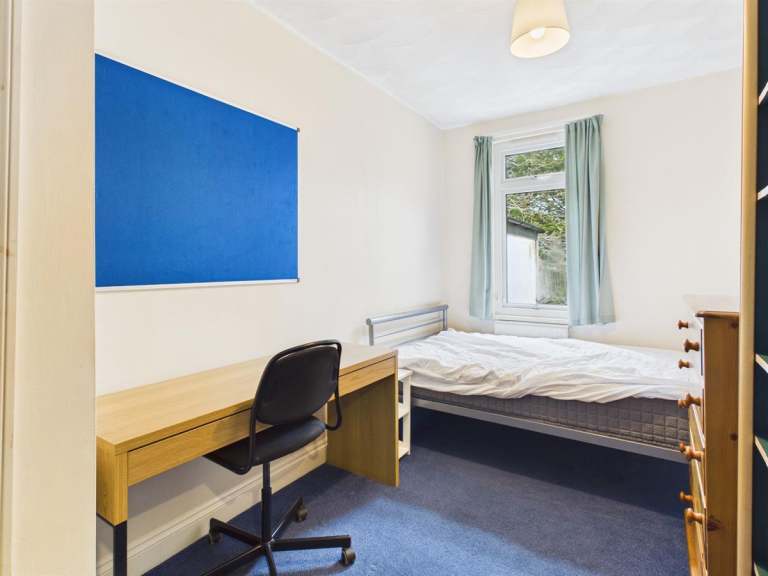 1 bedroom in Room 6, Divinity Road