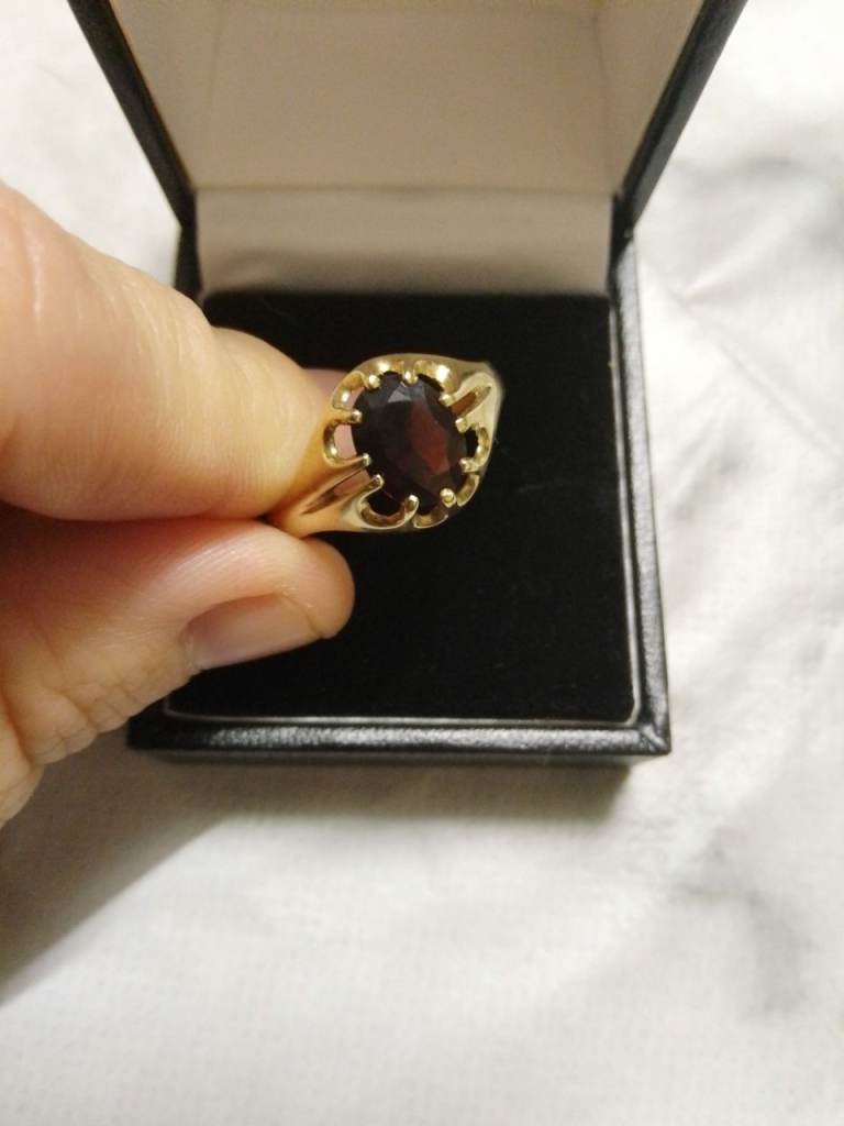 Gents vintage 9ct gold hallmarked garnet signet ring size T